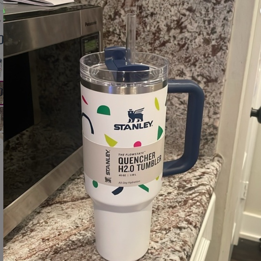 Stanley The Quencher H2.O Flowstate Tumbler 40 oz in Abstract Geos NWT - Picture 3 of 9